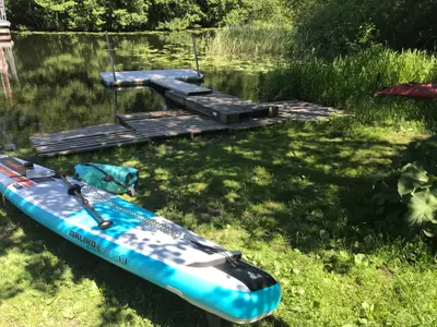 Bär runt brädan till kajakbryggan vid Hammarbybacken