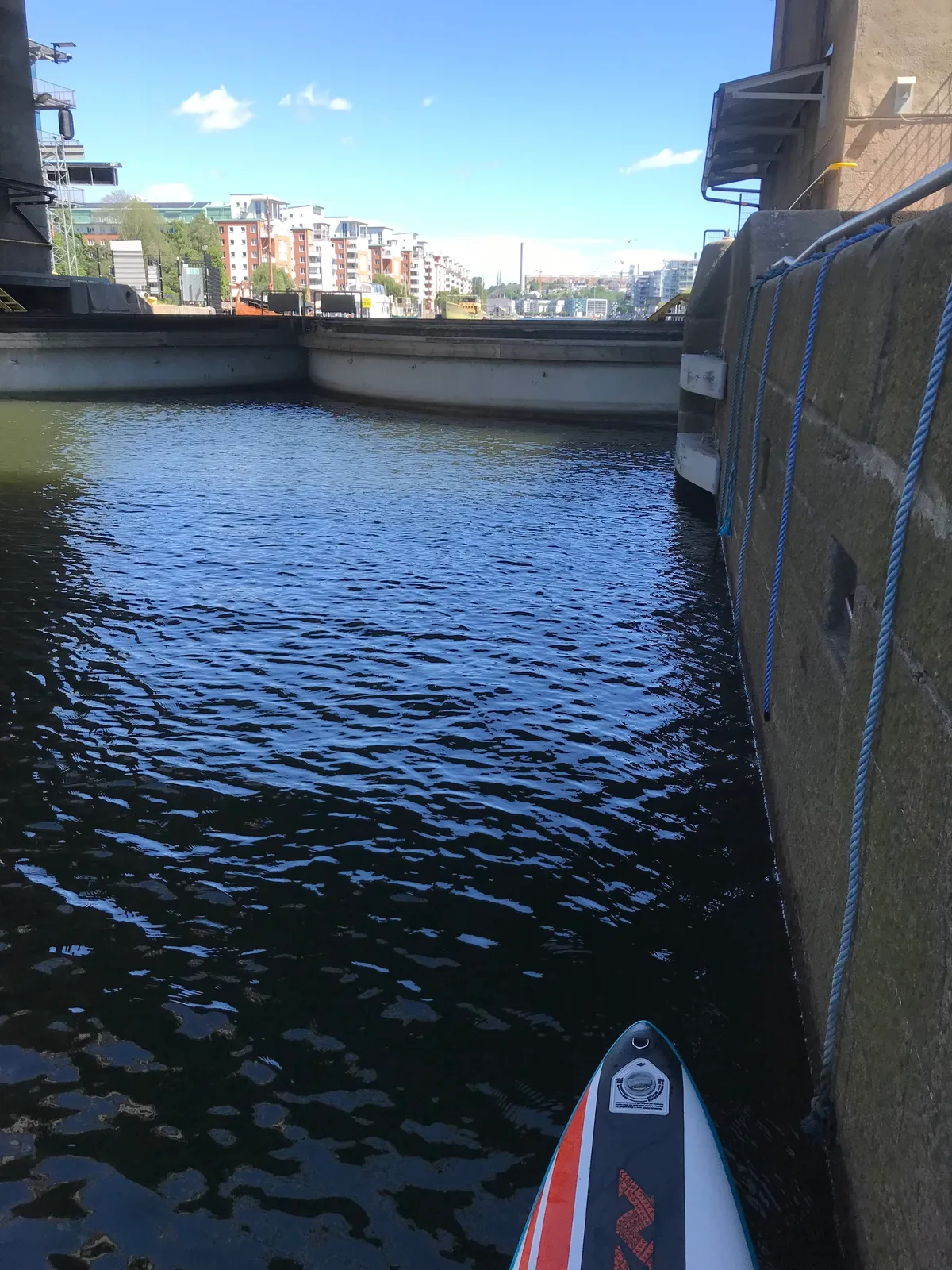Håll till höger i slussen och ta tag i de blå repen