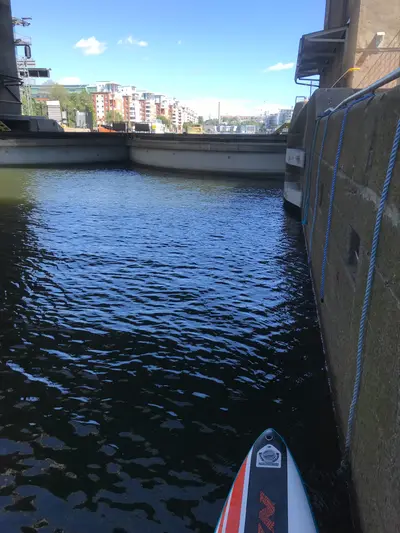Håll till höger i slussen och ta tag i de blå repen