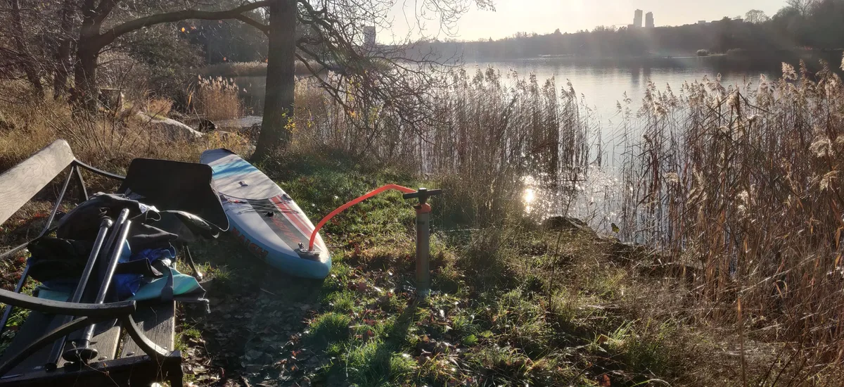 Sjösättning i skogen vid Brunnsviken